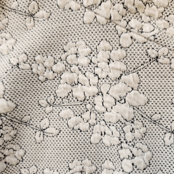 FOREVER 21 White Floral Mini Skirt Size Medium - Picture 2 of 4